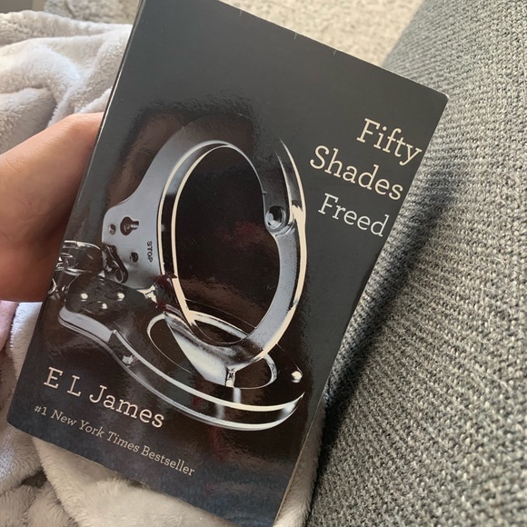 5/25 2books Fifty shades of gray -pt1 and pt3 - Picture 2 of 4